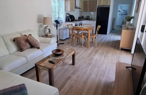 Smiths Lake Cottage | Tropical Hideaway Cottage