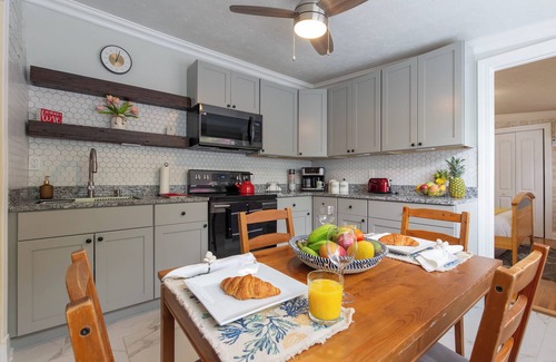 Greenacres House | Tropical Vibes! Spacious 2BD/1BA, BBQ, Parking & more -10 min to Best Locations