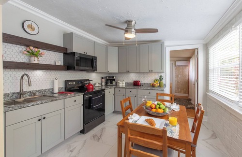 Greenacres House | Tropical Vibes! Spacious 2BD/1BA, BBQ, Parking & more -10 min to Best Locations