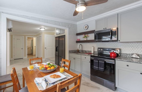 Greenacres House | Tropical Vibes! Spacious 2BD/1BA, BBQ, Parking & more -10 min to Best Locations