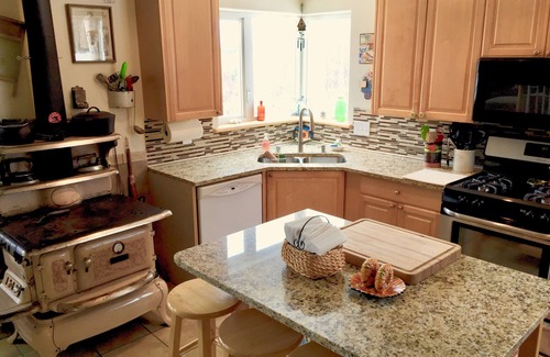 Gateway Ski Chalet | Trout Fishing Lake Front- Mt. Views- Fish, Boat, Hike, Play, Swim, sleeps 10