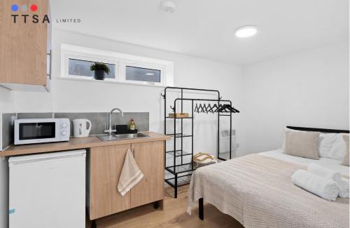 Woodside House | TTSA - Studio - Sleeps 4 - Norwood Junction - A1