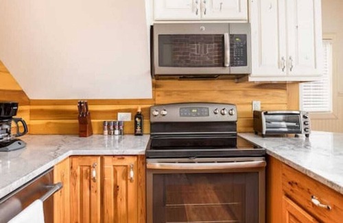 Downtown Charleston House | Tucked Away 2 Bedroom - Fine Finishes!