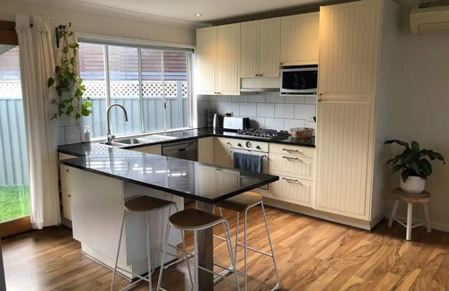 Tumbi Umbi House | Tumbi Cottage -Cheerful 3 Bedroom Home with Studio