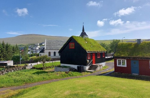 Mivagur House | Turf House Cottage - Near Airport