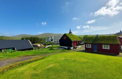 Mivagur House | Turf House Cottage - Near Airport
