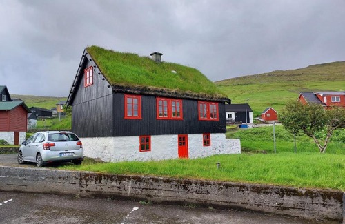 Mivagur House | Turf House Cottage - Near Airport