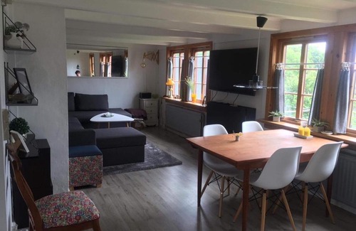 Mivagur House | Turf House Cottage - Near Airport