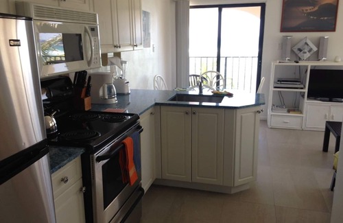 Bodden Town Apartment | Turtle Nest Inn, Prime Beachfront Apt, Rental Car Included 1399/week