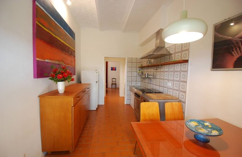 Montorsaio Apartment | Tuscan farmhouse between nature and contemporary art