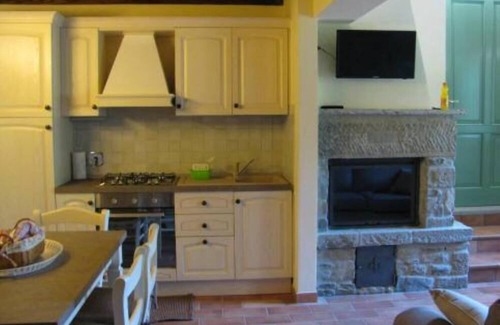 Gello Biscardo House | Tuscany: Apartment with swimming-pool and restaurant in medieval village of Gello Biscardo, between Arezzo and Florence.