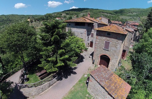 Gello Biscardo House | Tuscany: Apartment with swimming-pool and restaurant in medieval village of Gello Biscardo, between Arezzo and Florence.