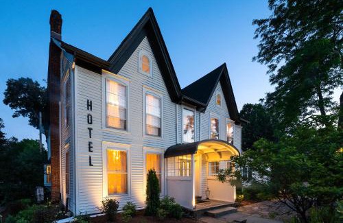 Woodstock Hotel | Twin Gables of Woodstock