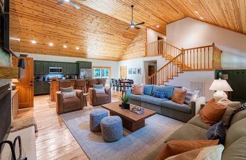 Mt Lookout Cabin | Twin Oaks Lodge: 4 Kings, Hot Tub, Sauna & EPIC Game Room