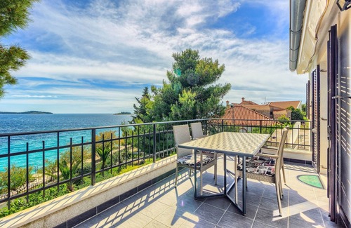 Rogoznica Apartment | Two bedroom apartment near beach Rogoznica (A-2010-b)