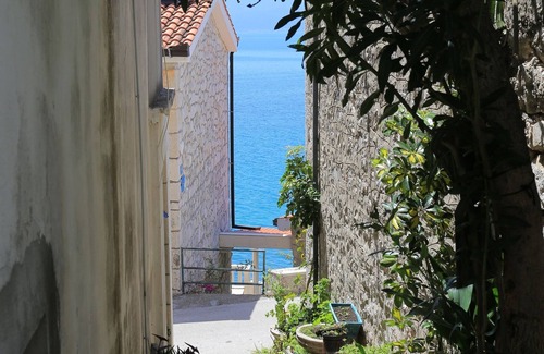 Brist Apartment | Two bedroom apartment near beach Brist, Makarska (A-18859-a)