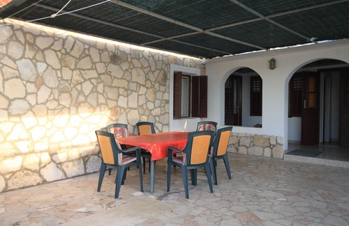 Milna Apartment | Two bedroom apartment near beach Milna, Vis (A-8913-b)