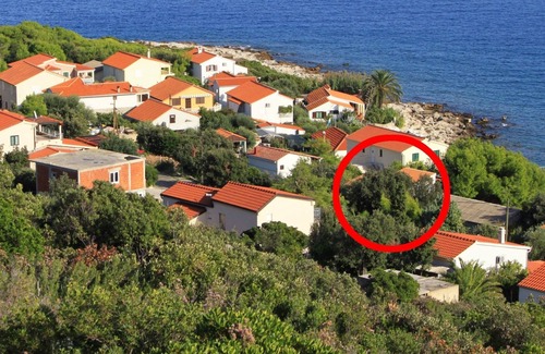 Milna Apartment | Two bedroom apartment near beach Milna, Vis (A-8943-a)