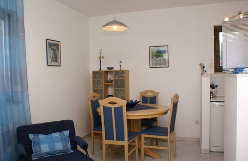 Mirce Apartment | Two bedroom apartment with terrace and sea view Mirca, Brač (A-2902-b)