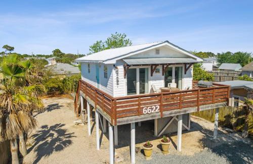 Holiday Beach House | Two Bedroom Beach House with Private Parking, Outdoor shower and MORE