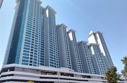 Rumailah Apartment | Two-bedroom hotel apartment with a living room and a sea view, VIP