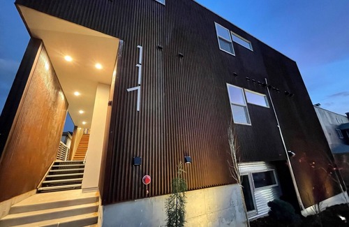 White Salmon Apartment | Two-bedroom penthouse in the heart of downtown White Salmon, Mt Views! Loft 19