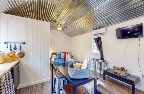 Colmesneil Cabin | Two Cabins Near Lakes w/ Firepit & Outdoor Showers