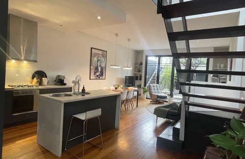 Richmond House | TWO FIVE ZERO Modern 4BR 5beds + cityviews + lockup garage + MCG/CBD