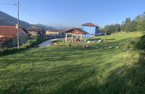 Llamero Cottage | Two houses for 19 people + surrounded by 3000 m of land with barbecue and parking.
