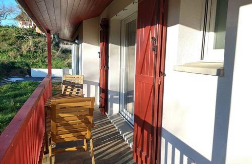 Lacarre Apartment | Two pers Studio Constance view of the Pyrenees, 7km from St-Jean-Pied-de-Port.