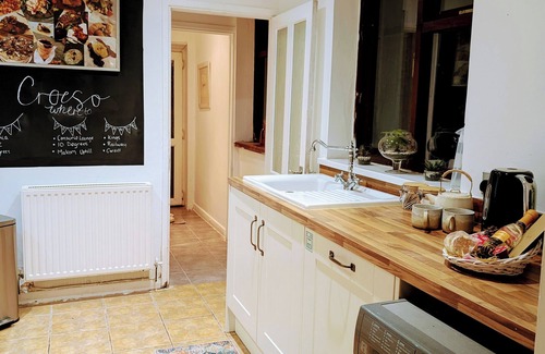 Caerphilly House | Ty Hiraeth nnA Charming Stay Steps Away from Caerphilly Castle!