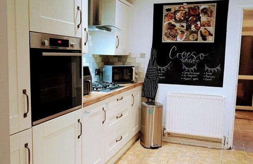 Caerphilly House | Ty Hiraeth nnA Charming Stay Steps Away from Caerphilly Castle!