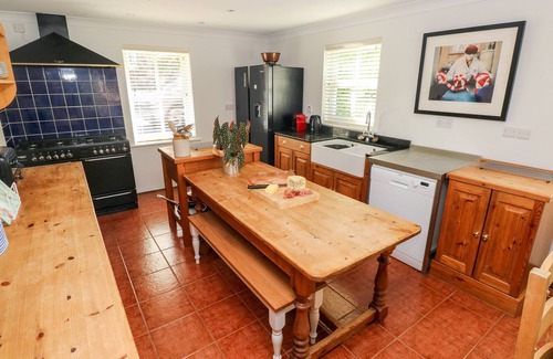 Newport Cottage | TY MORLAIS, pet friendly, with open fire in Newport, Pembrokeshire