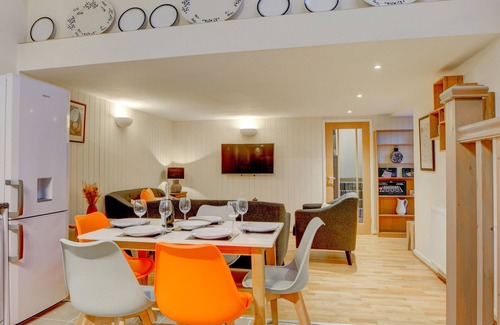 Machynlleth House | Ty’n Fron - Three Bedroom House, Sleeps 5