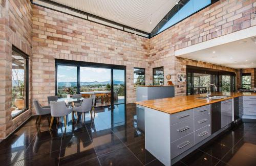 Central Mudgee House | 'Tyalla Lodge' Unique Luxe Design in the Mountains