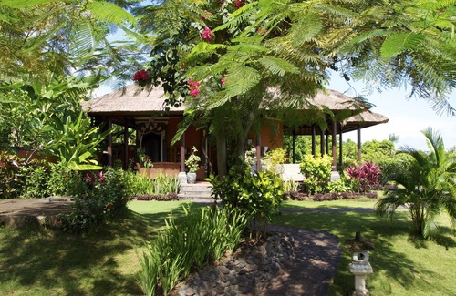 Lovina Villa | Typical Balinese villa with beautifully landscaped swimming pool