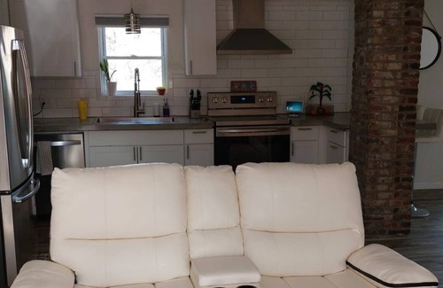 Verona House | U.S. Open Charming 2-bedroom house with AC, WiFi in pleasant Oakmont