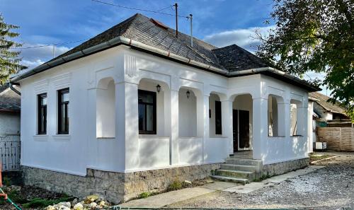 Nagyvisnyo House | Udvar-ház