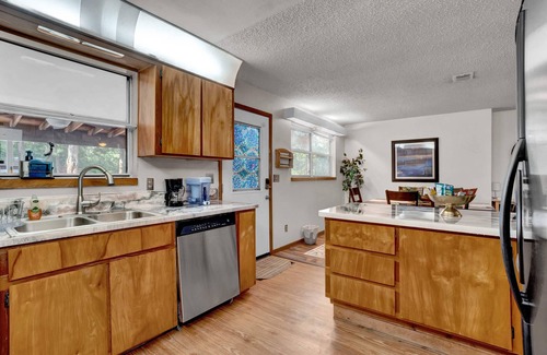 Eustis House | Uhost AI | Get Cozy & Relax! 4BR, 2BA, Hot Tub