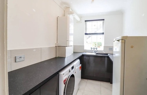 Canvey Island House | Ultimate Getaway: 6BR Oasis - Pool, Garden, & More