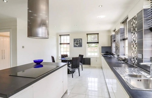 Canvey Island House | Ultimate Getaway: 6BR Oasis - Pool, Garden, & More
