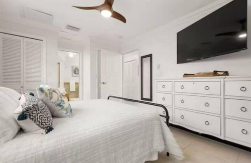 Anona House | Ultimate in Luxury 5 bedroom on canal living W pool