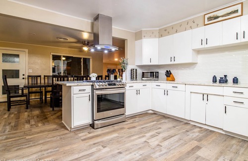 Ahwahnee House | Ultimate Relaxation Retreat w/Game Room & Hot Tub
