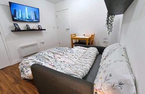 Harrow Apartment | Ultra central next to shopping center and station
