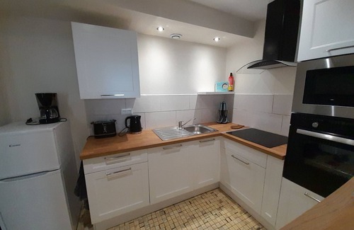 Villeneuve-la-Comtesse House | Un lit double équipé gite. Self contained gite for 2 people with 1 bed.