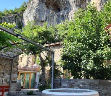 Koper Apartment | Under the rock house in Osp with jacuzzi