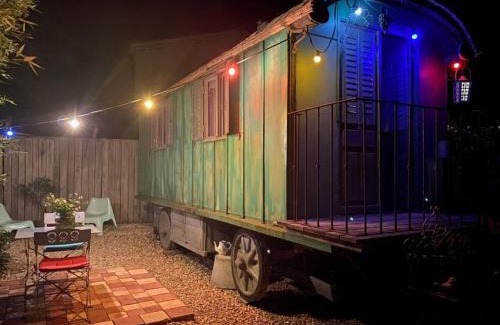 Saint-Just-et-Vacquieres House | Une roulotte à la campagne