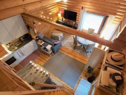 Tammela Ski Chalet | Uniikki lomamökki mäntymetsässä järven edustalla