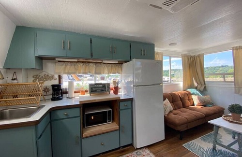 Sabula Boat Rental | Unique and Serene "Sunset" Houseboat for 4