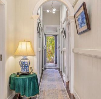 Woolloongabba House | Unique Character Queenslander Home! Just Minutes to CBD & South Brisbane